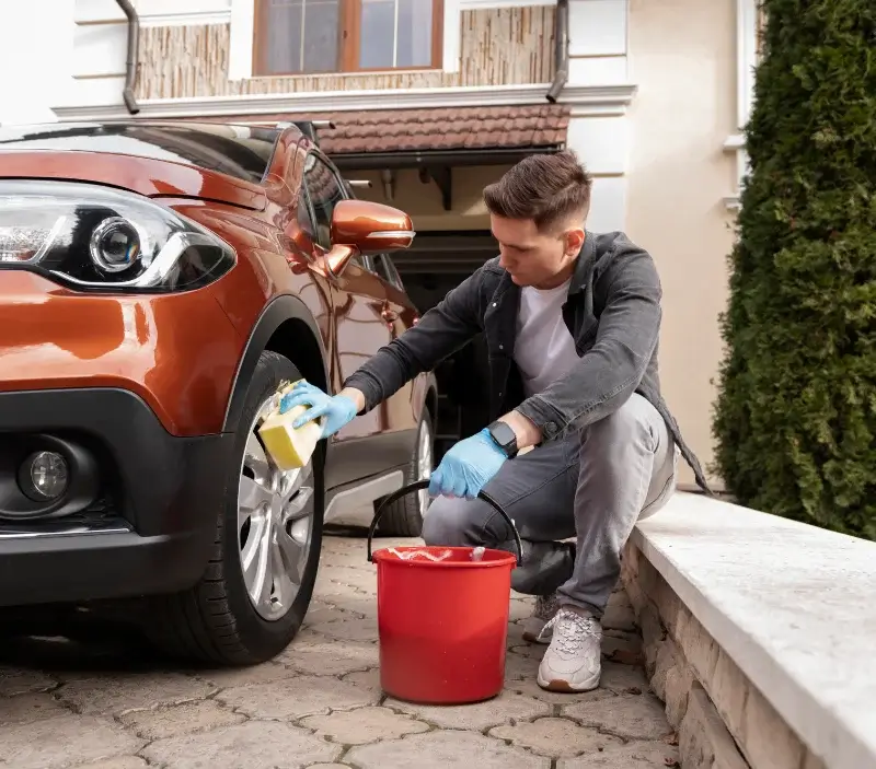 Lavage auto à domicile Le Sel-de-Bretagne : professionnel intervenant sur un véhicule
